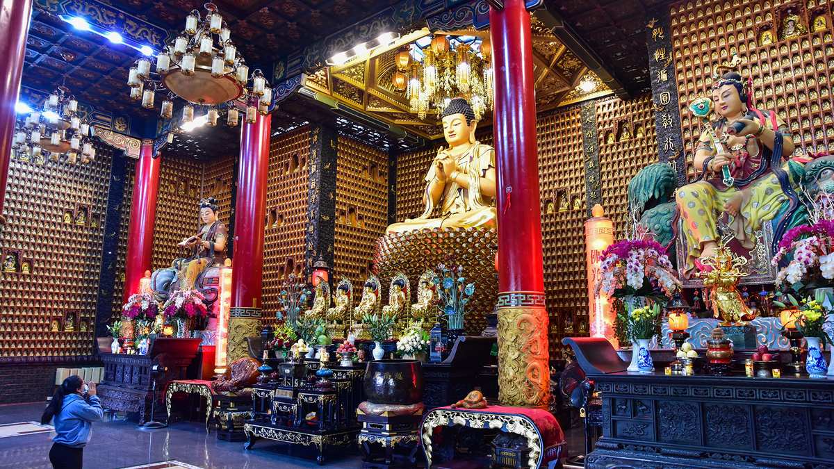 Chánh điện Chùa Hồng Đức