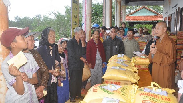 Phát gạo từ thiện cho bà con nghèo