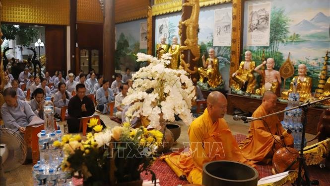 Phật tử tụng kinh